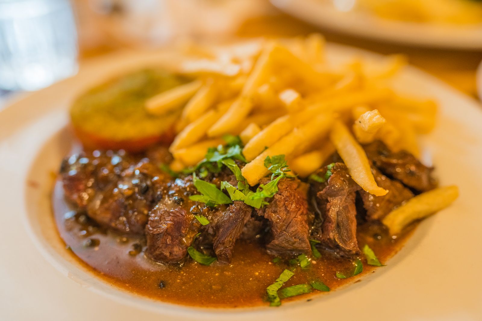 Photo d’illustration : steak sauce au poivre et frites